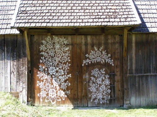 gazophylacium:Decorated barn, Zalipie, Poland.