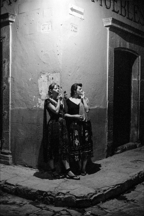 frenchtwist:  firsttimeuser:  Cilla and Maggie, Mexico, 1992 © Carlos Rene Perez  