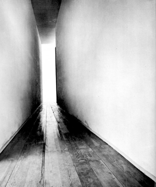 unavidamoderna: Vista del pasillo en disminución desde la entrada, Museo Experimental El Eco, calle Sullivan 43, San Rafael, Cuauhtémoc, Ciudad de México 1953 Arq. Mathias Goeritz Foto. Armando Salas Portugal View of the tapering corridor from the