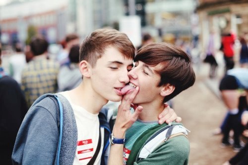 twinkmeetslife:  Tongue tied!