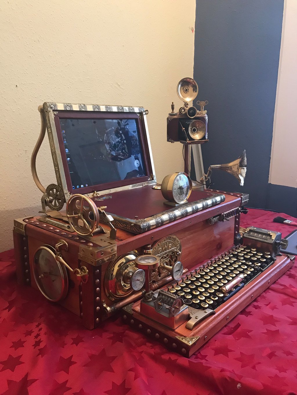 steampunktendencies:  Functional homemade steampunk computer, made of solid pine