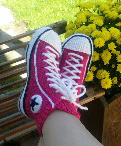 purple-rose-emporium: knitting-ace: mymodernmet: Iconic Converse Sneakers Get Reimagined as Cozy Kni