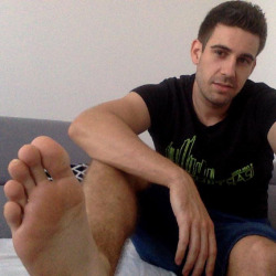 dirtyfeetguys:  Sexy man and feet!