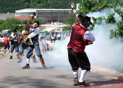 The Roar of the Trombini,Originally trombini (aka pistoni) were serious weapons used in Italian hist