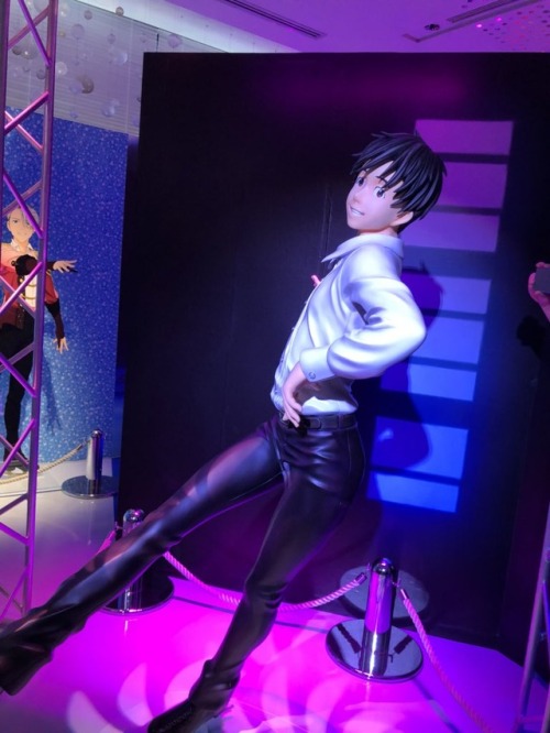 accioharo:Life size Yuuri statue shots (with Victor admiring him) from sou_onice and aoyag!! 