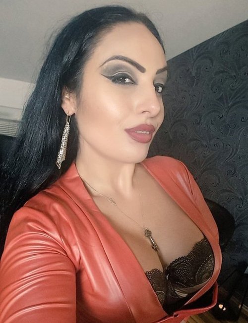 matriarch-ezada-sinn: ezada-worshipper:  Goddess Ezada Sinn  The One And Only MATRIARCH EZADA SINN!