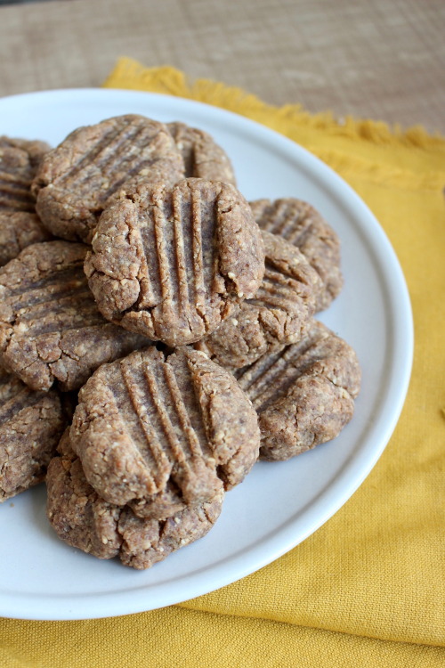 veganrecipecollection:  (via 4 Ingredient Vegan Peanut Butter Cookies | The Conscientious Eater)