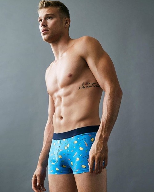 guycandymag:Matthew Noszka - see more at https://guycandy.com/matthew-noszka/