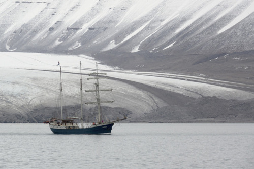 PyramidenThe islands of the Svalbard Archipelago are located between Norway and the North Pole. The 