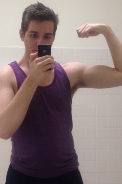 fantasticplaneteer:Here’s a selfie I took last night feat my lame bicep