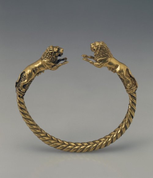 Ancient Greek gold bracelet with terminals of maned lionesses, dated to the 4th century BCE. The bra