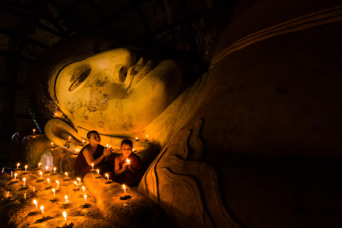 artofprayer-blog:Two young novices are praying to enlighten their life in front of lightened Buddha 