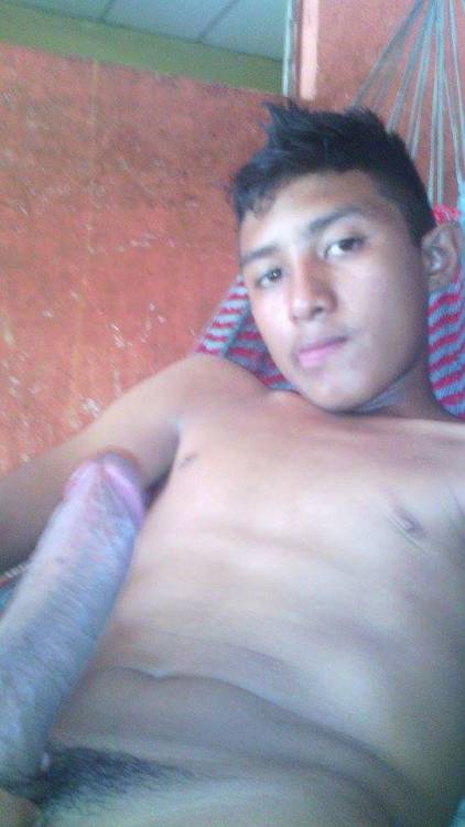 joed89:  guanacoshot:  Rico salvadoreño nos presume su enorme verga  ricooo ricoo  Me encanta 