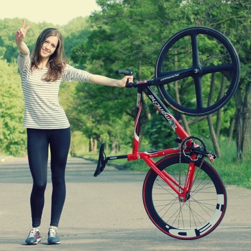 bikes-bridges-beer: #Fixie #bike #girl #hed #wheels via ift.tt/1BX7ZV3