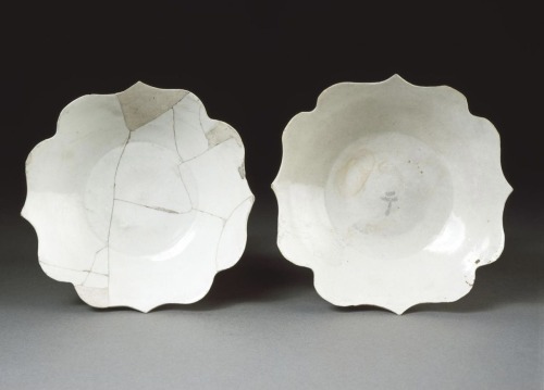 zurich-snows:Two Chinese dishes with scalloped rims made during the Northern Song Dynasty, a thousan