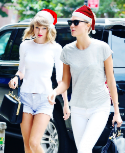 taylorswift:  outsofthewoods:  The tallest Christmas elves in the world.   This will