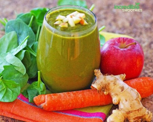 GREEN SMOTHIE: Apple  + carrot + ginger + spinach 