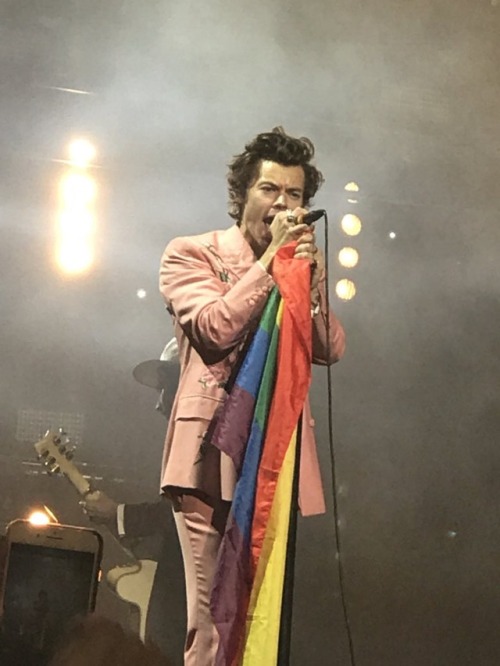 harrystylesarchive:Dallas, Texas (05/06)