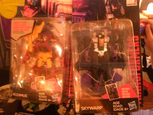 Hasbro borrowed CW Prowl, Skywarp and Rodimus for TFND forum gathering. goingloco look! 