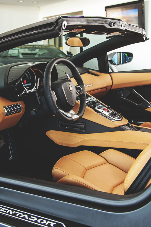 6speedhaven:  Aventador Roadster Interior 