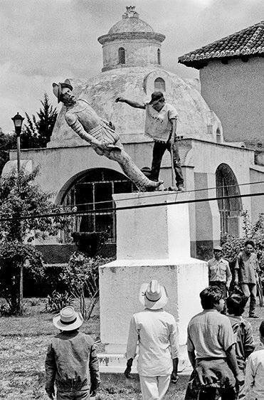 redpantherparty: Zapatista destroying a statue of Christopher Columbus