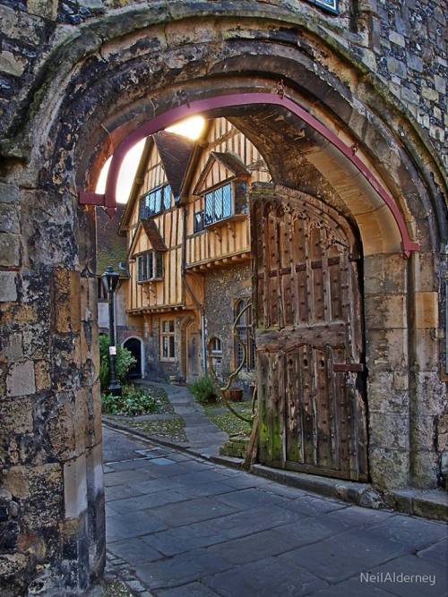 Streets of Medieval England (St Swithun&rsquo;s Gate and the Porter&rsquo;s Lodge - Winchest