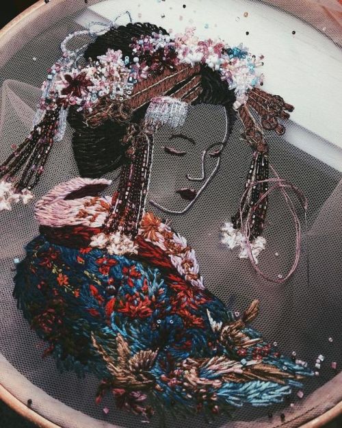 ebrasc:I Stitch Colorful Threads Into Tulle To Create a 3D-Effect On My Artwork