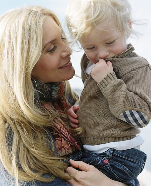 fuckyeslparrilla:Elizabeth Mitchell and her son for People Magazina - 2008