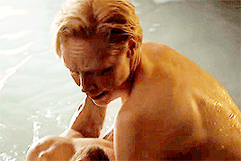 aryasstark:Jaime and Brienne - gentle touchShe was strong, and gentler than he would have thought.