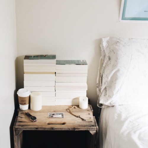 ellidaniels:let’s just stay in bed and read all day.
