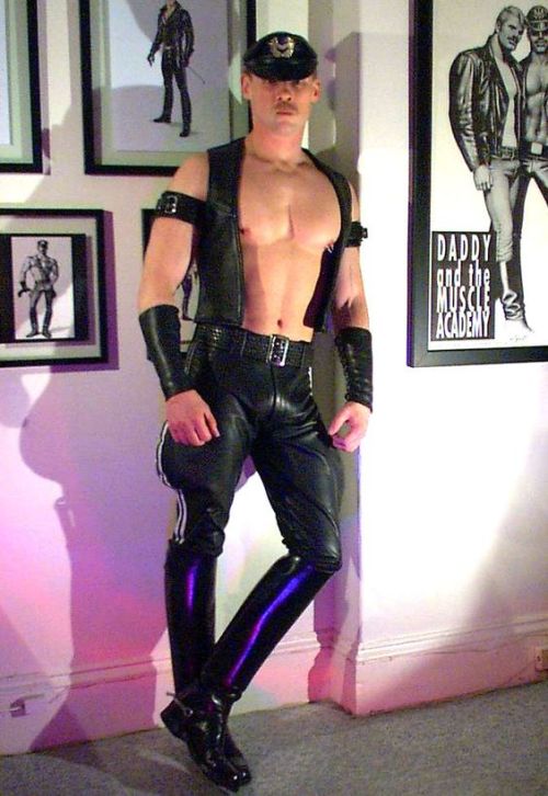 sirclint: Nice leathers.