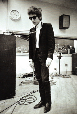 languagethatiuse:  Mr. Bob Dylan taking a break in the studio during recording sessions for his 1965 album “Bringing It All Back Home”.  