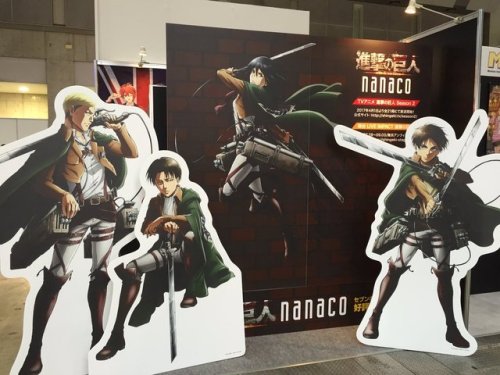 A look at the Shingeki no Kyojin displays at AnimeJapan 2017, such as the inflatable life-size Rogue Titan and cardboard stands featuring the full images of Erwin, Levi, Mikasa, and Eren’s Nanaco collaboration images (Previously seen here)!Update: Added