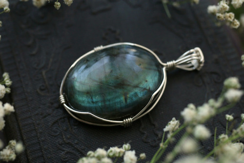 Moss agate and labradorite pendants with sterling silver.Available at Etsy Shop - Sedna 90377