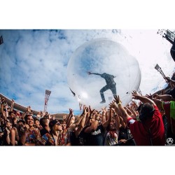 livingtheparkourlife:  therealjeremymckinnon:  Catchin air at Sydney Soundwave by @elmakias  I WAS HERE AND I TOUCHED THE BALL :) :) :) 