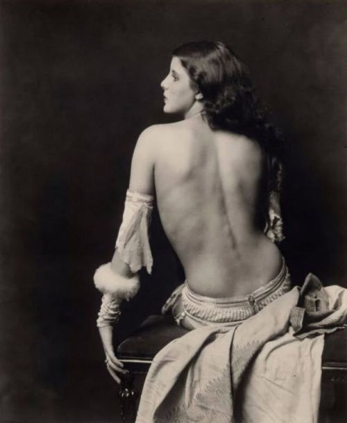 Ziegfeld model 1920s by Alfred Cheney Johnstonhttps://painted-face.com/