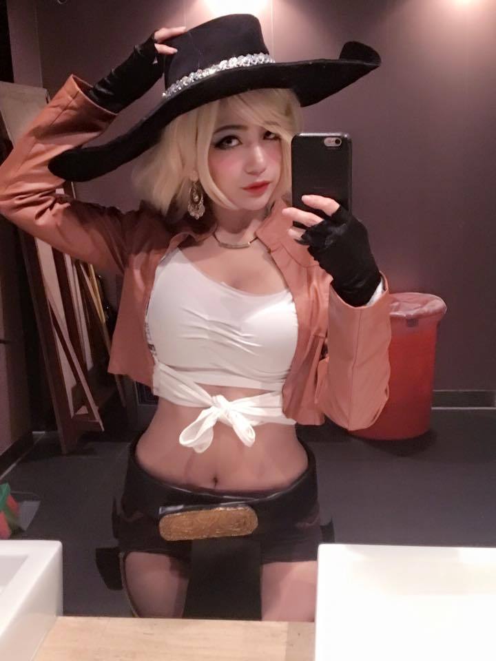 league-of-legends-sexy-girls:  Miss Fortune Cosplay 