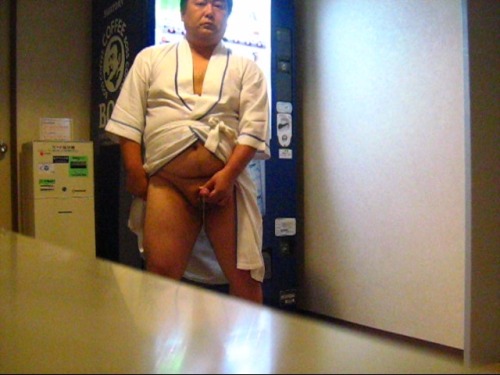 ponnpokokamen:  sas393jp:  ホテルの廊下でピュ  素敵。blog炎上レベル。