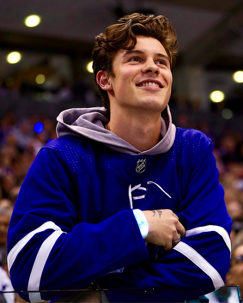 thedailyshawnmendes: Shawn at the Toronto Maple Leafs game 10/03/18