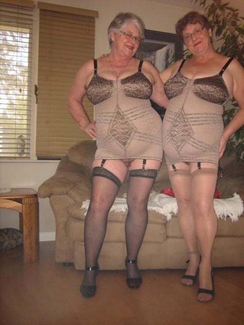 i-love-sexy-granny:  steadyeddy100:  They look a fun pair x    ❤️❤️❤️