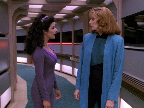 cosmic-llin: [Image: Six Star Trek screencaps - B’Elanna Torres and Seven of Nine looking at s