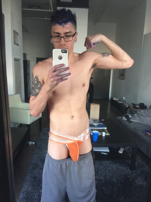 shylowwalkerxxx:  Dying my hair, what do u guys think no gym just doing all home workout routine I have going