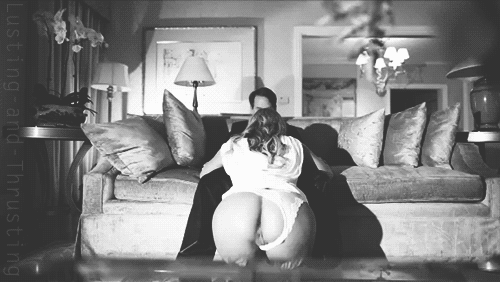 toxicgirltoxiclove:  Así.  Nalguitas al aire y mi boquita en tu pene.