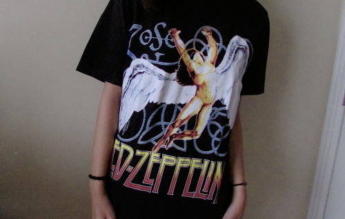 bbynaoms:  boobs out for led zeppelin
