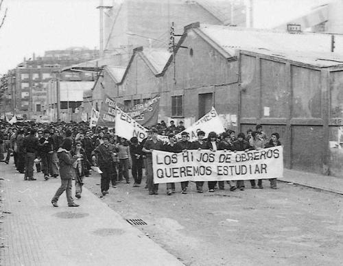 elfuegoesnuestro - Marcha desde la UTE Valdivia en los años 60′s