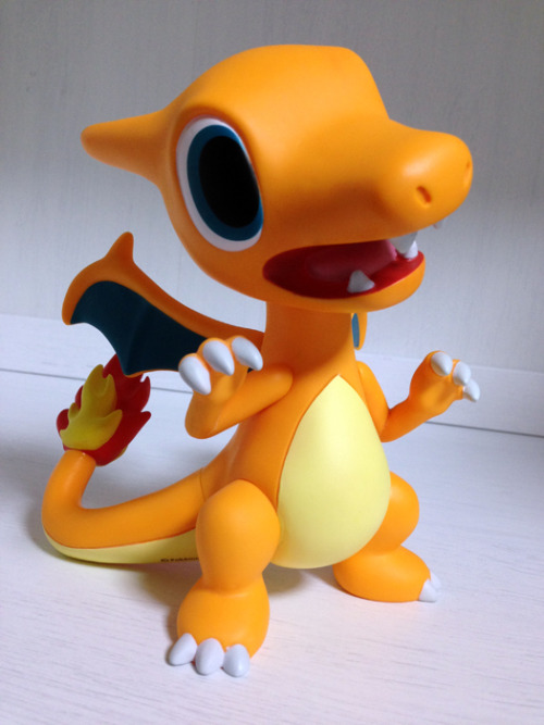 zombiemiki:  New Pokemon Time Charizard figure. I love the Pokemon Time series and design so much, and this Charizard is just precious. He is a present to my husband for his birthday! 