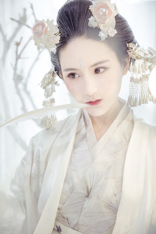 ziseviolet:   Traditional Chinese Hanfu photography by 当小时.  Hanfu from 游园惊梦汉服; type: ruqun/襦裙 & daxiushan/大袖衫 (large-sleeve robe).   