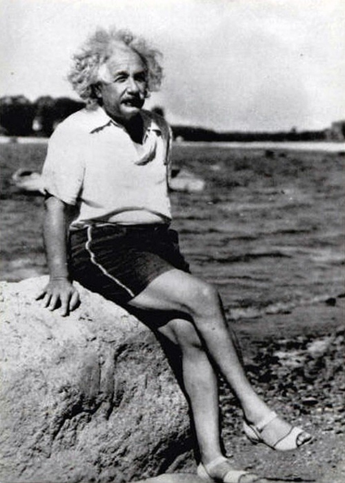 Albert Einstein et ses chaussures, 1939.