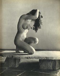 infinatebeauty:  cyranohs:   photo by André de Dienes  via Pinterest     Sublime Study 👏👏👏 