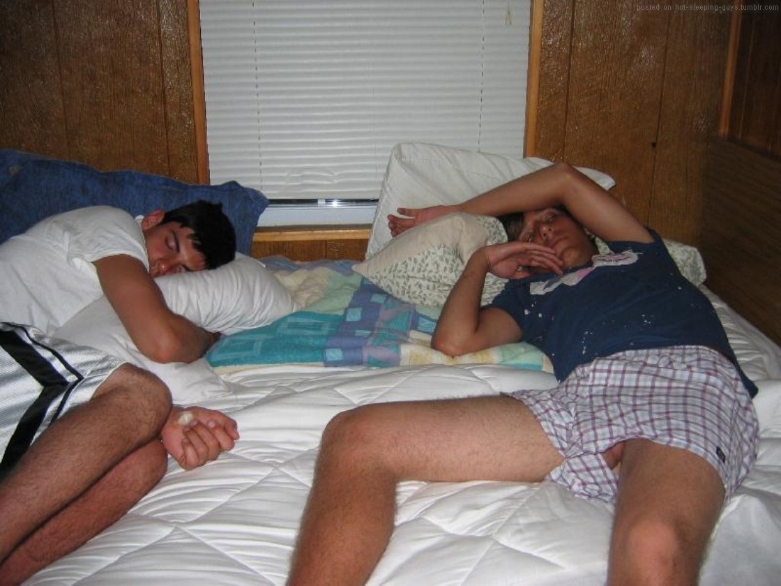 hot-sleeping-guys:  Z-z-z Hot Sleeping Guys z-z-Z Your sumbissions on i_love_sleeping_guys(at)yahoo.com